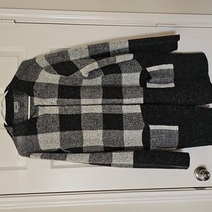 NWOT Yaira oversized grey/black/cream block cardigan w front clasp. XL